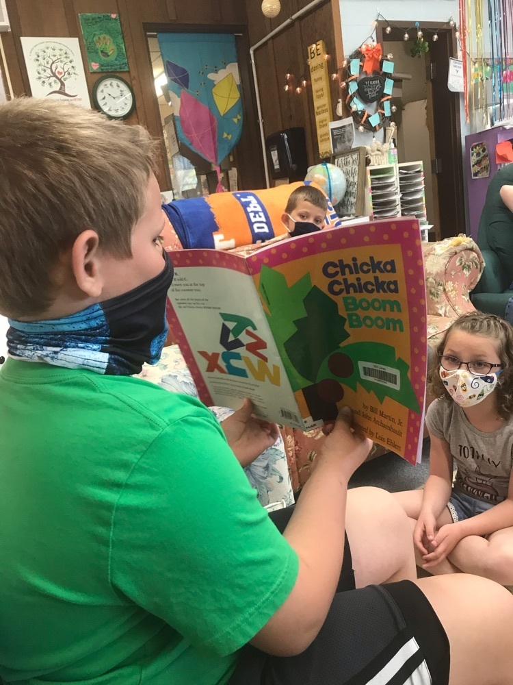 Easton reading to his friends, 1st grade ❤️