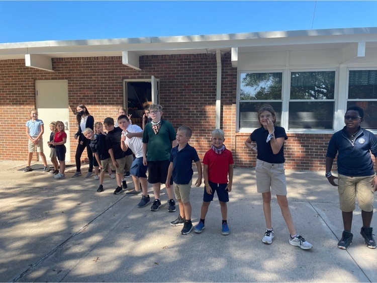 1st grade and 6th grade Buddies enjoying the beautiful weather! ❤️🤩